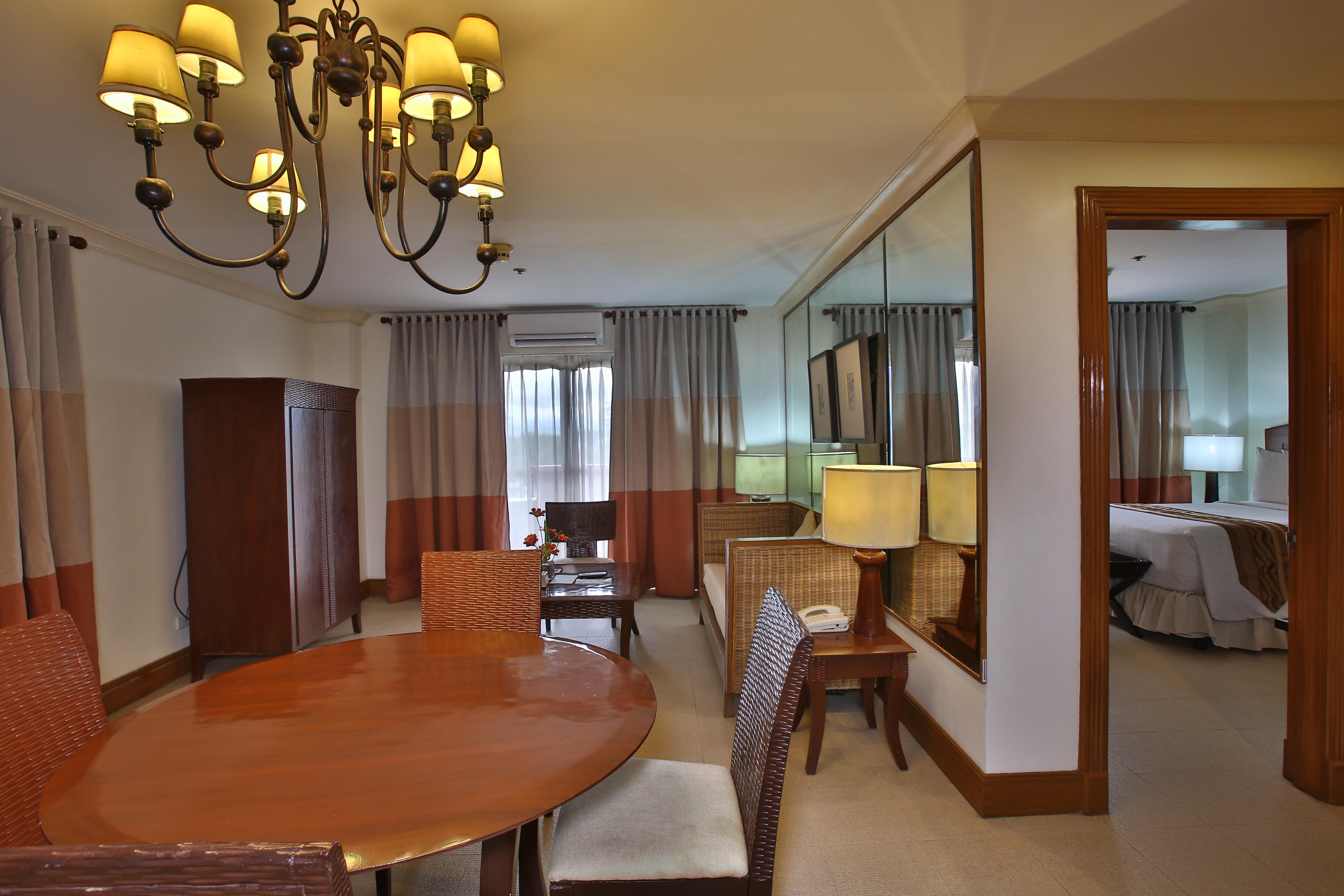 Crown Regency Suites Mactan Lapu-Lapu City Buitenkant foto